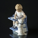 Pige fodrer hund, Royal Copenhagen figur nr. 451