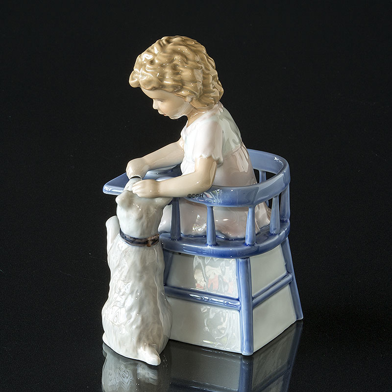 Pige fodrer hund, Royal Copenhagen figur nr. 451