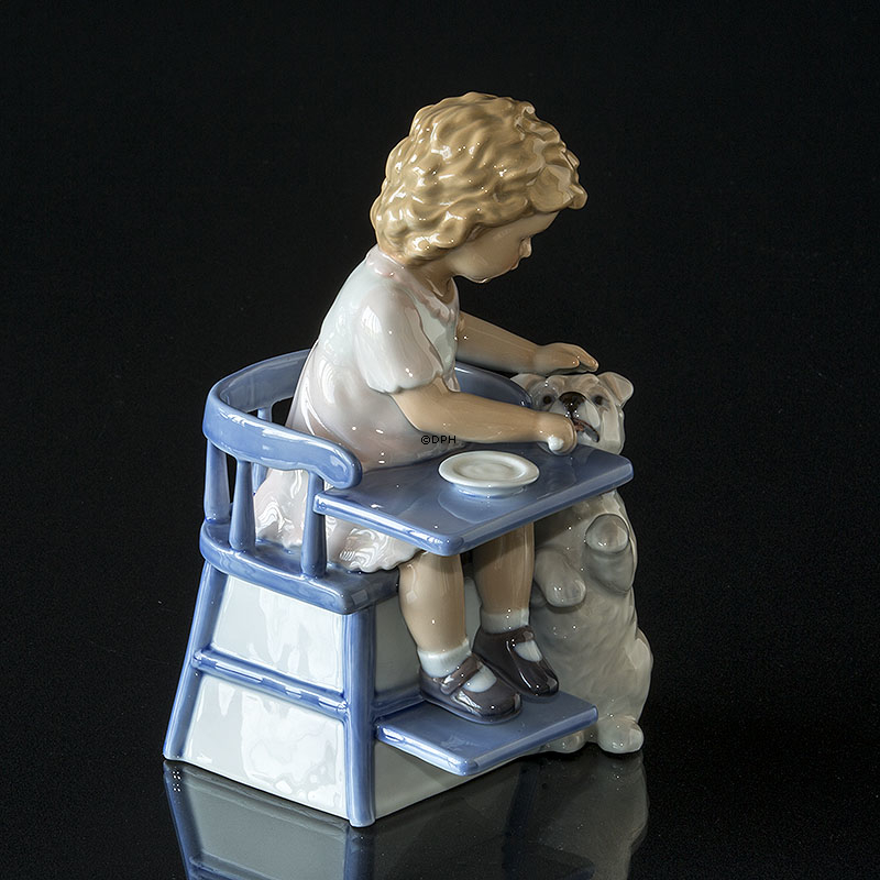 Pige fodrer hund, Royal Copenhagen figur nr. 451