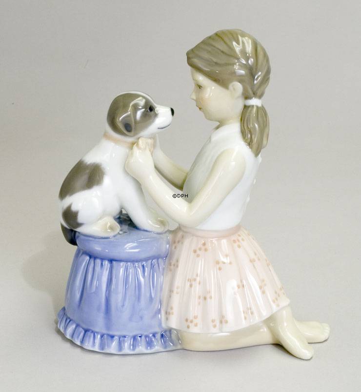 Pige giver hund sløjfe på, Royal Copenhagen figur nr. 452