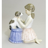 Pige giver hund sløjfe på, Royal Copenhagen figur nr. 452