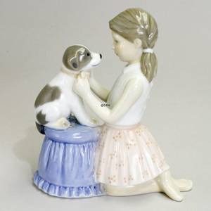 Pige giver hund sløjfe på, Royal Copenhagen figur | Nr. 1249452 | DPH Trading