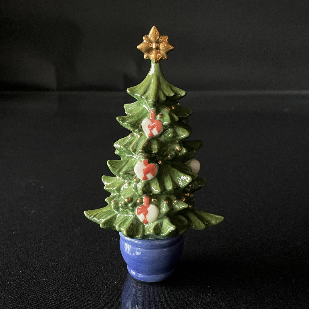 Årets Juletræ 2008, med røde og hvide julehjerter og guldstjerne