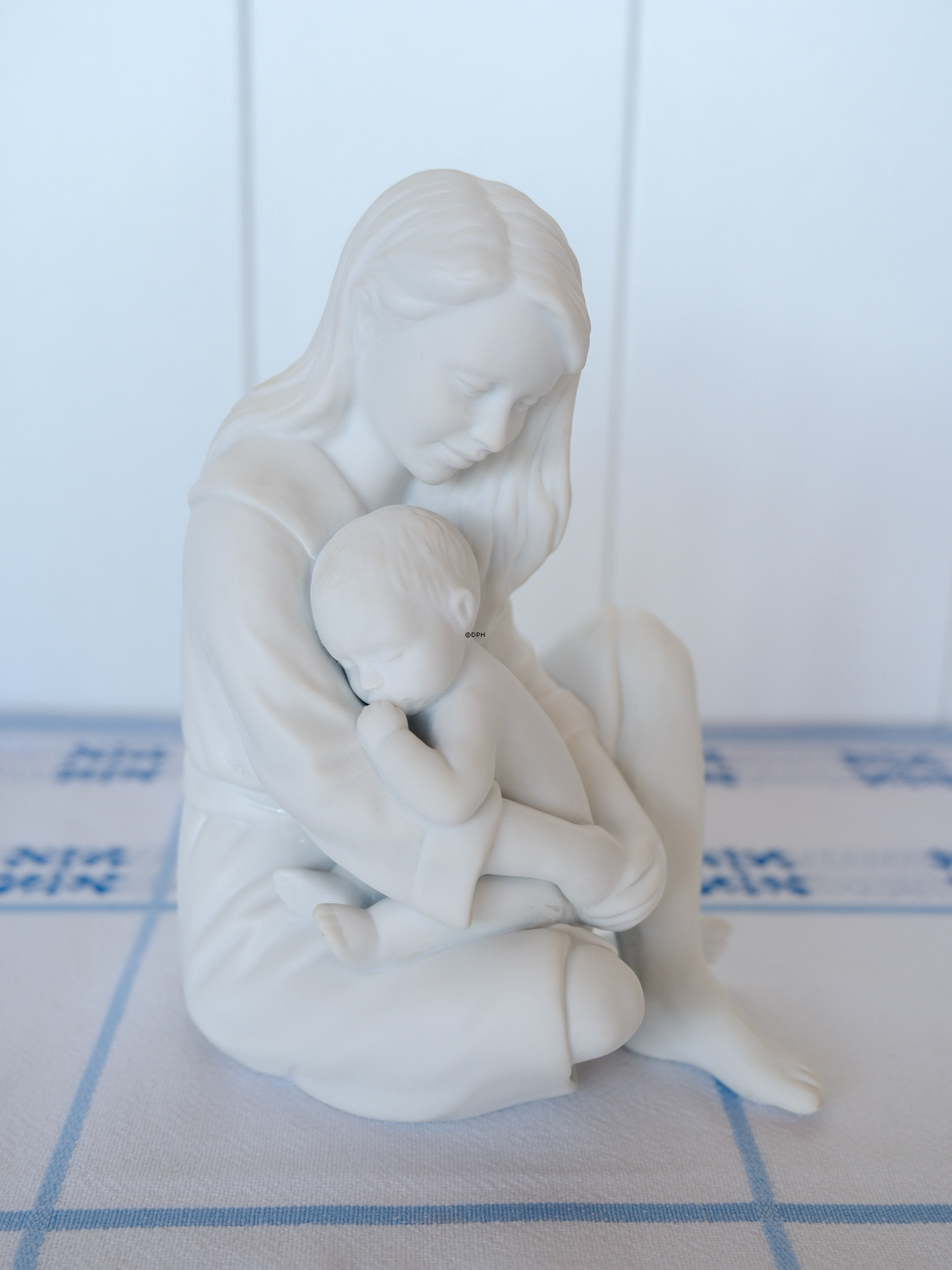 Mor med sovende baby, Royal Copenhagen Hvid figur nr. 541