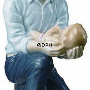 Far med sovende barn på sit knæ, Royal Copenhagen figur | Nr. 1249542 | DPH Trading