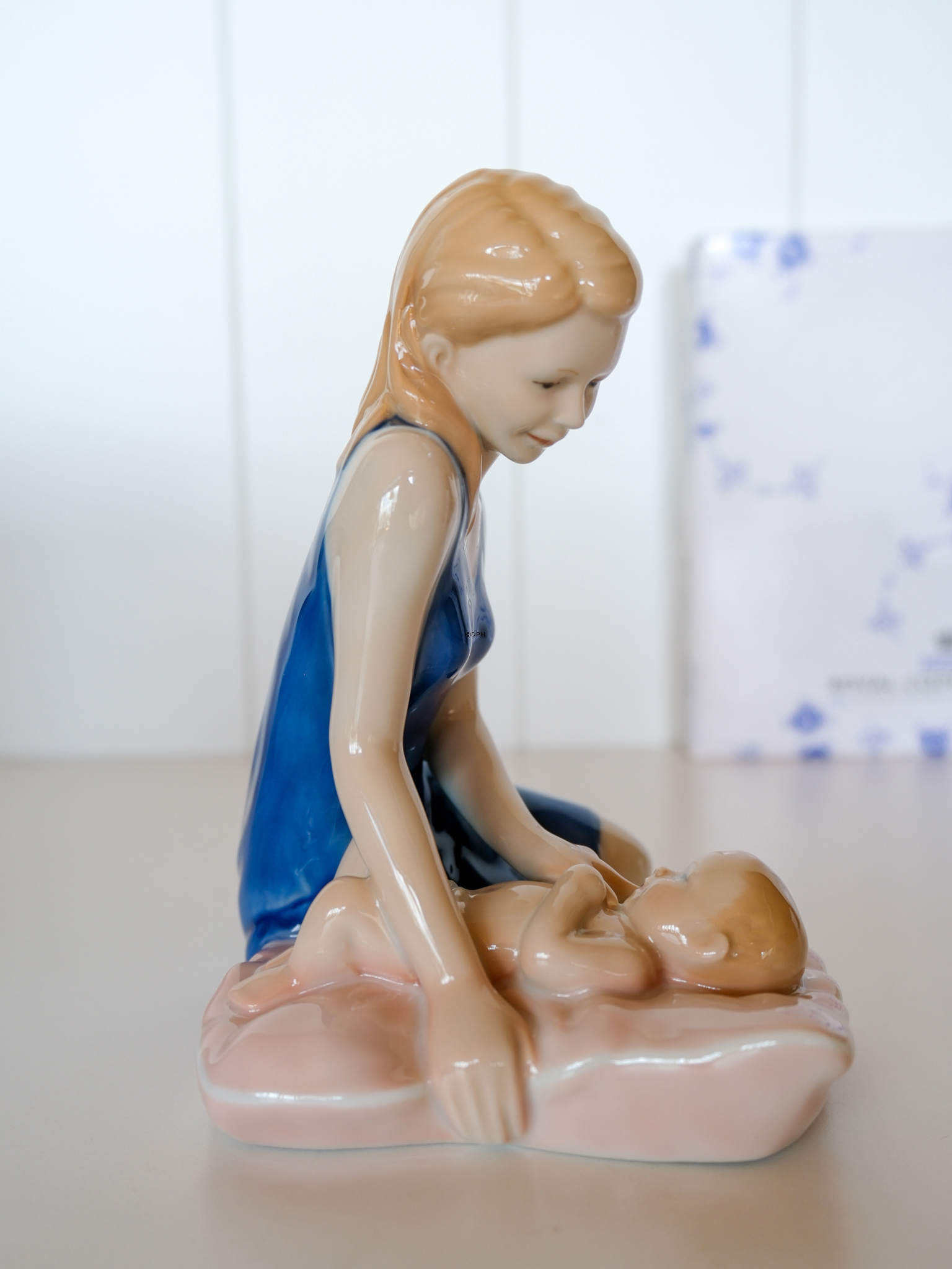 Mor med barn på pude, Royal Copenhagen figur nr. 543