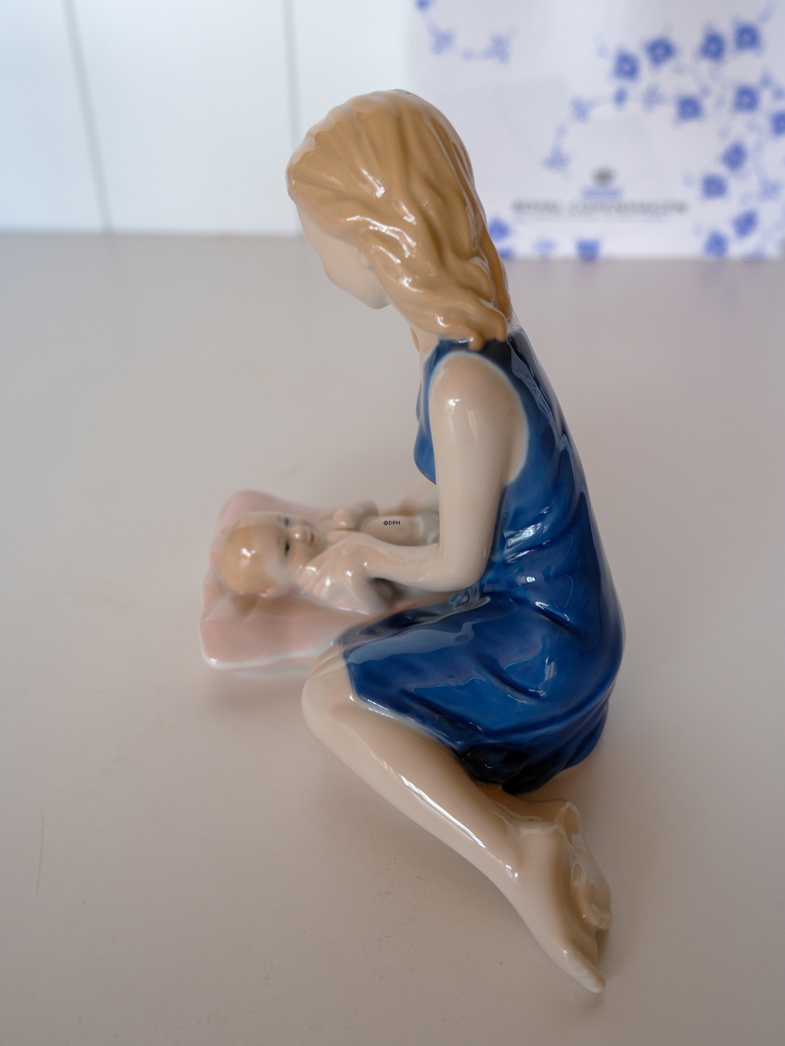 Mor med barn på pude, Royal Copenhagen figur nr. 543