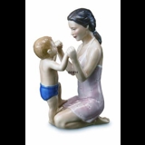 Mor med hoppende barn, Royal Copenhagen figur nr. 544