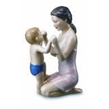 Mor med hoppende barn, Royal Copenhagen figur nr. 544