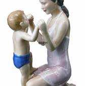 Mor med hoppende barn, Royal Copenhagen figur