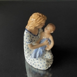Mutter mit Baby auf dem Schoß, Royal Copenhagen Figur Nr. 545
