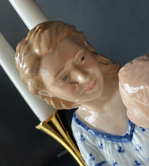 Mor med barn på skødet, Royal Copenhagen figur nr. 545