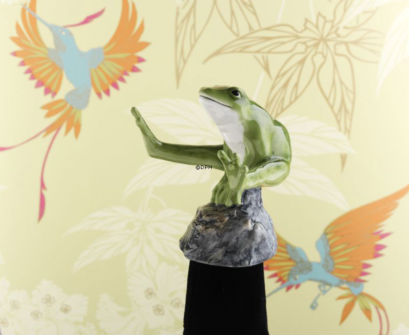 Grøn frø, som sidder på sten, Royal Copenhagen figur nr. 556