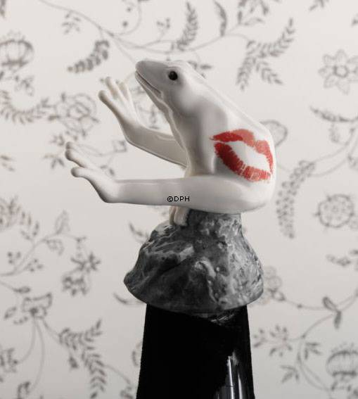 Hvid frø med kys, siddende på sten, Royal Copenhagen figur nr. 558