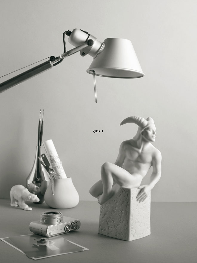 Gammel Stjernetegnsfigur, Stenbuk (21. december til 19. januar), mand, Royal Copenhagen figur nr. 1249610 (Udgået model)