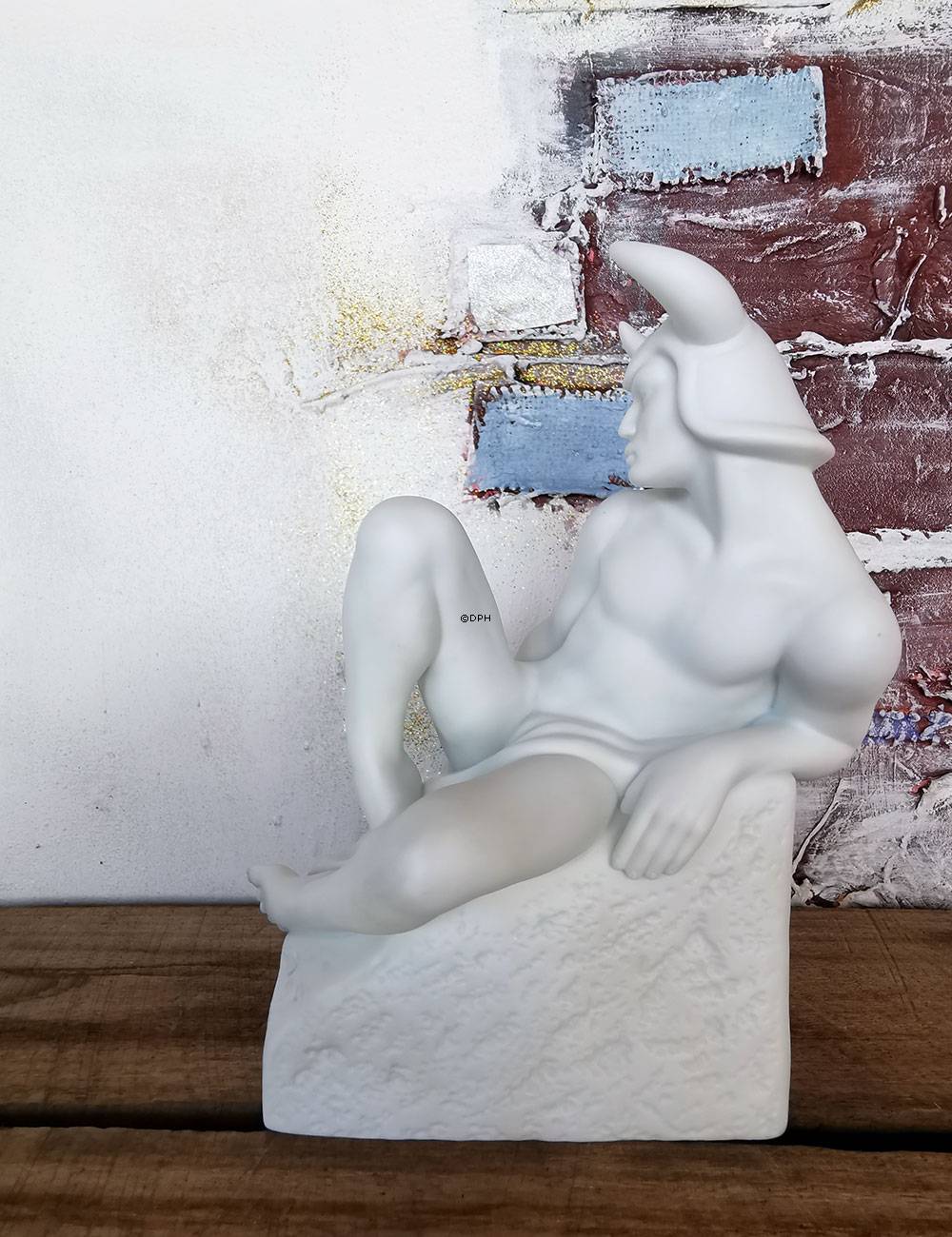 Gammel Stjernetegnsfigur, Tyr (21. april til 21. maj), mand, Royal Copenhagen figur nr. 1249614 (Udgået model)