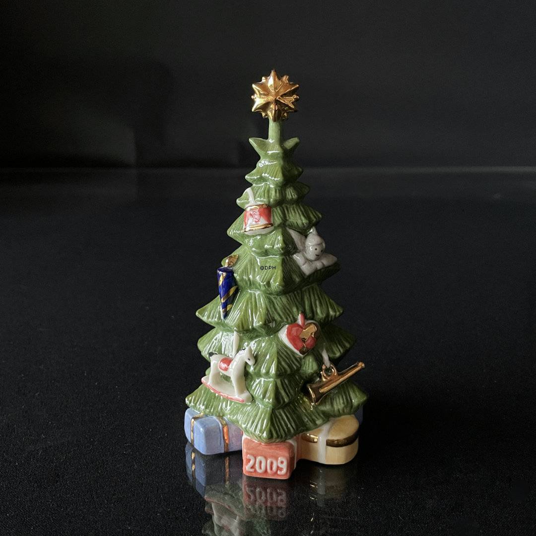 Årets Juletræ 2009, med julepynt og guldstjerne i toppen