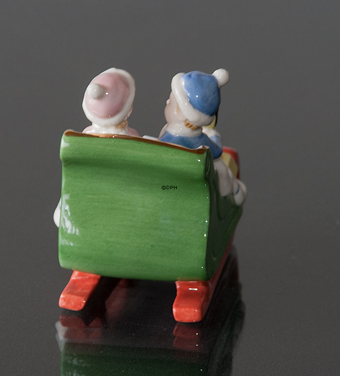 Clara og Peter kører i kane, Royal Copenhagen figur nr. 766
