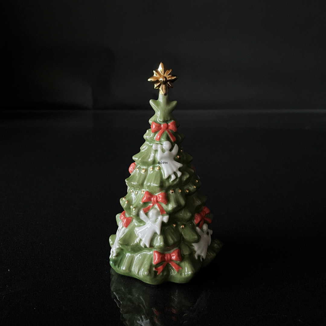 Årets Juletræ 2010, med julepynt og guldstjerne