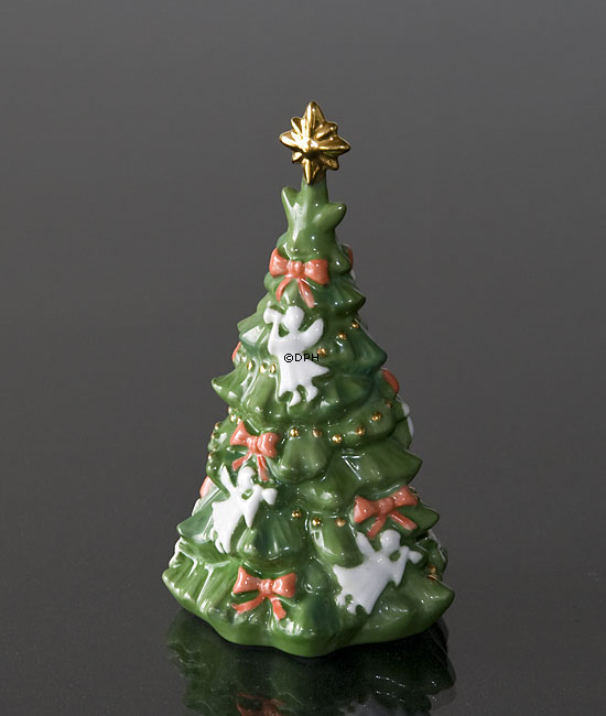 Årets Juletræ 2010, med julepynt og guldstjerne