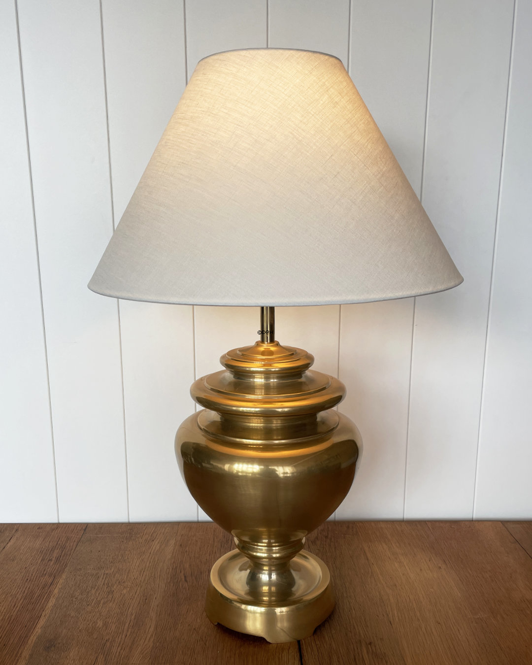 Rund lampeskærm høj model 25 cm i højden betrukket med hvid chintz stof