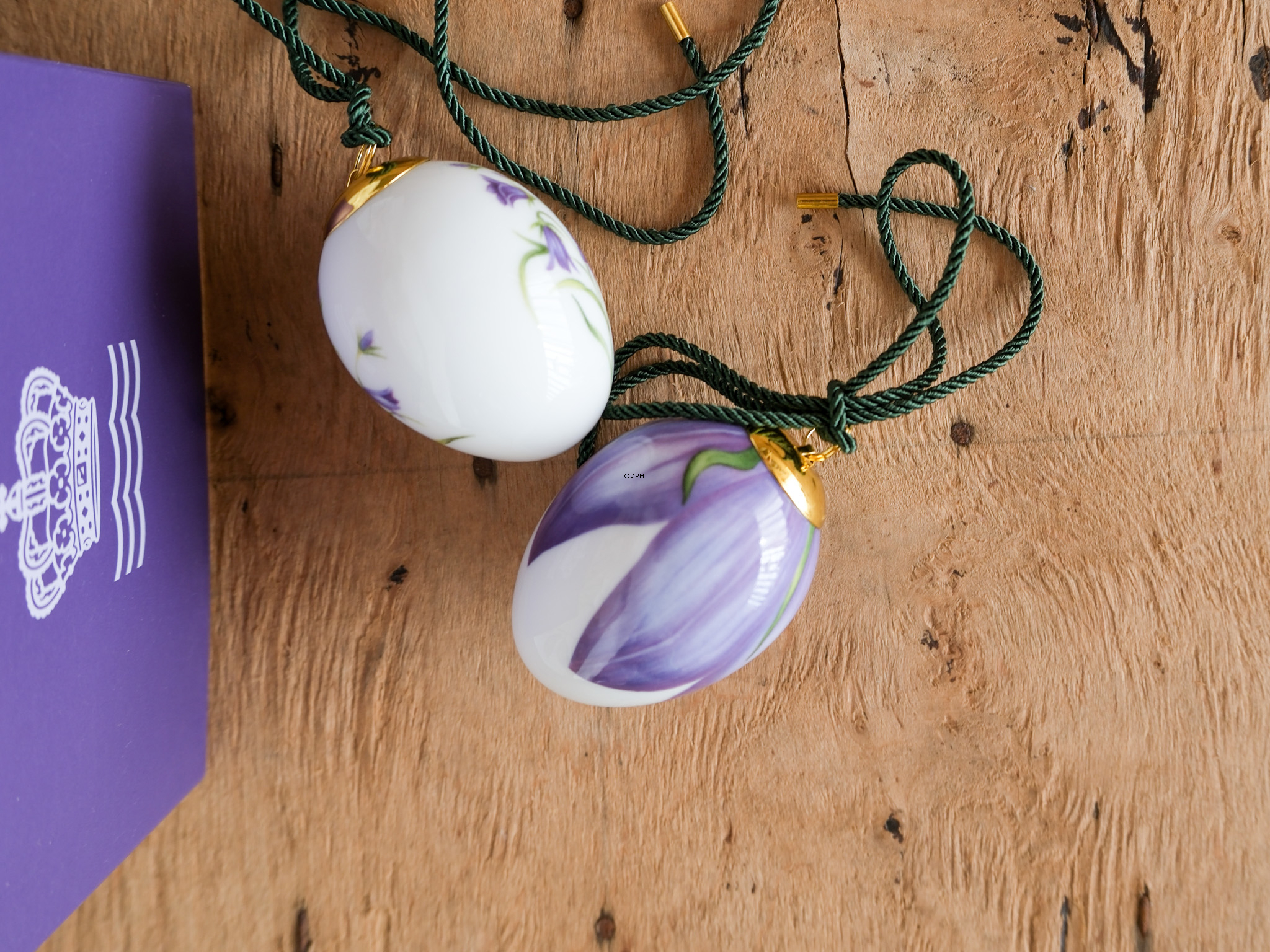 Påskeæg med lilla klokkeblomst og klokkeblomst blade, 2 stk., Royal Copenhagen påskeæg 2022