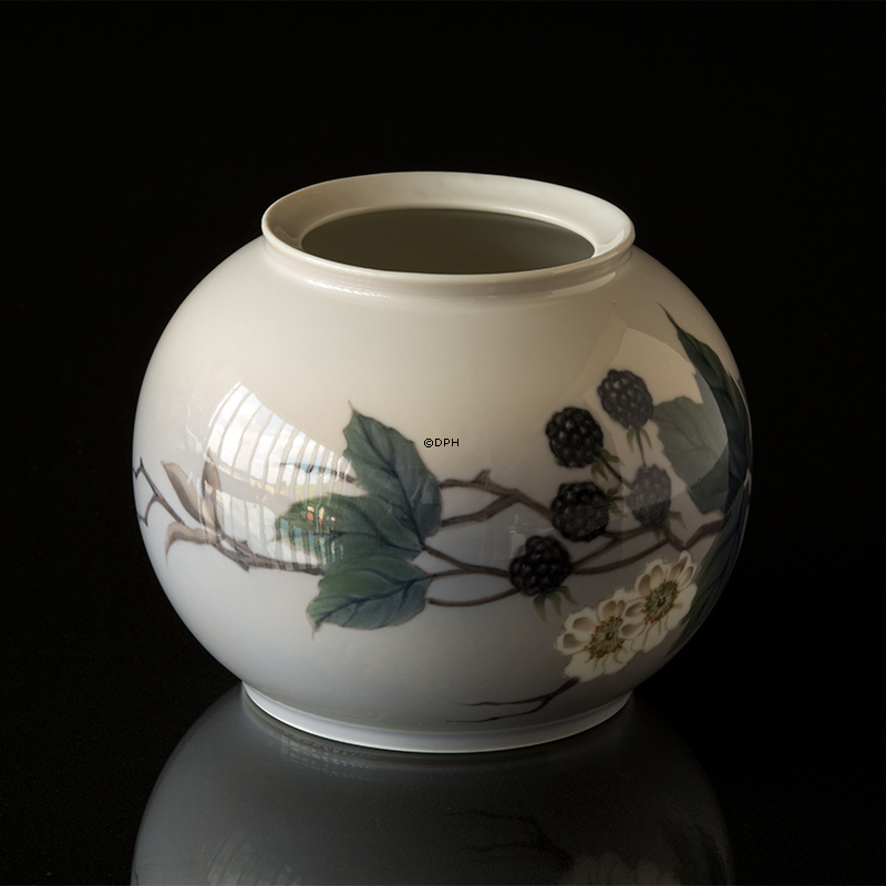 Vase med brombær, Royal Copenhagen nr. 288-426 eller 812