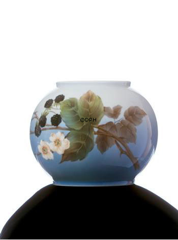 Vase med brombær, Royal Copenhagen nr. 288-426 eller 812