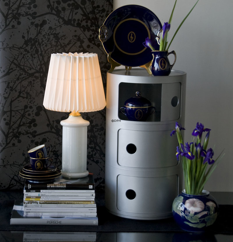 Vase med snerle på blå bund, Royal Copenhagen nr. 812