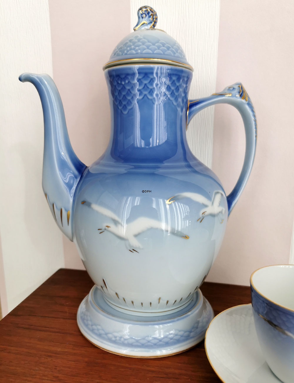 Måge med guld, flaskeholder eller bordskåner/fod til kaffekande, Bing & Grøndahl