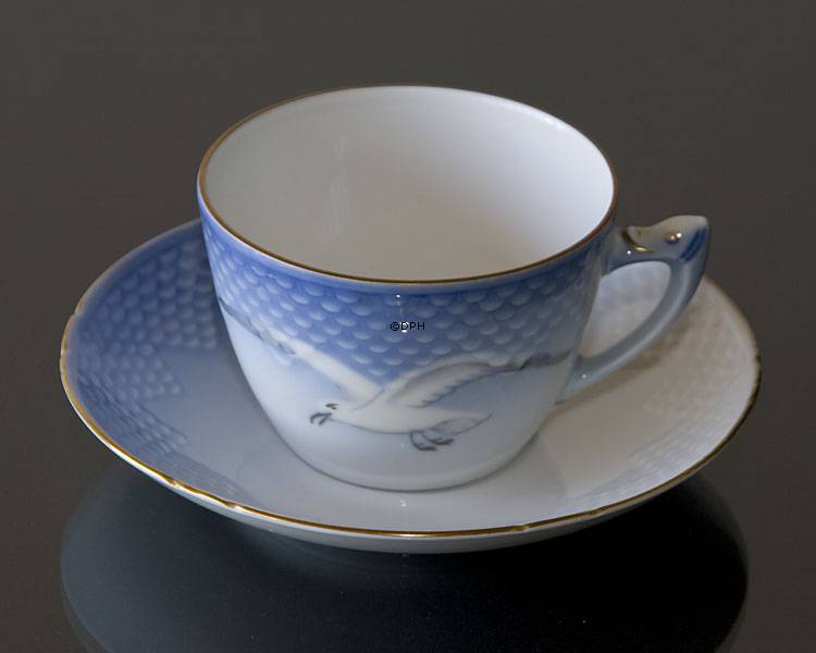 Mågestel med guld, KÆMPE stor morgenkop og underkop nr. 083 eller 476 Kop; Ø:10cm  H:6,5  Underkop Ø: 17cm