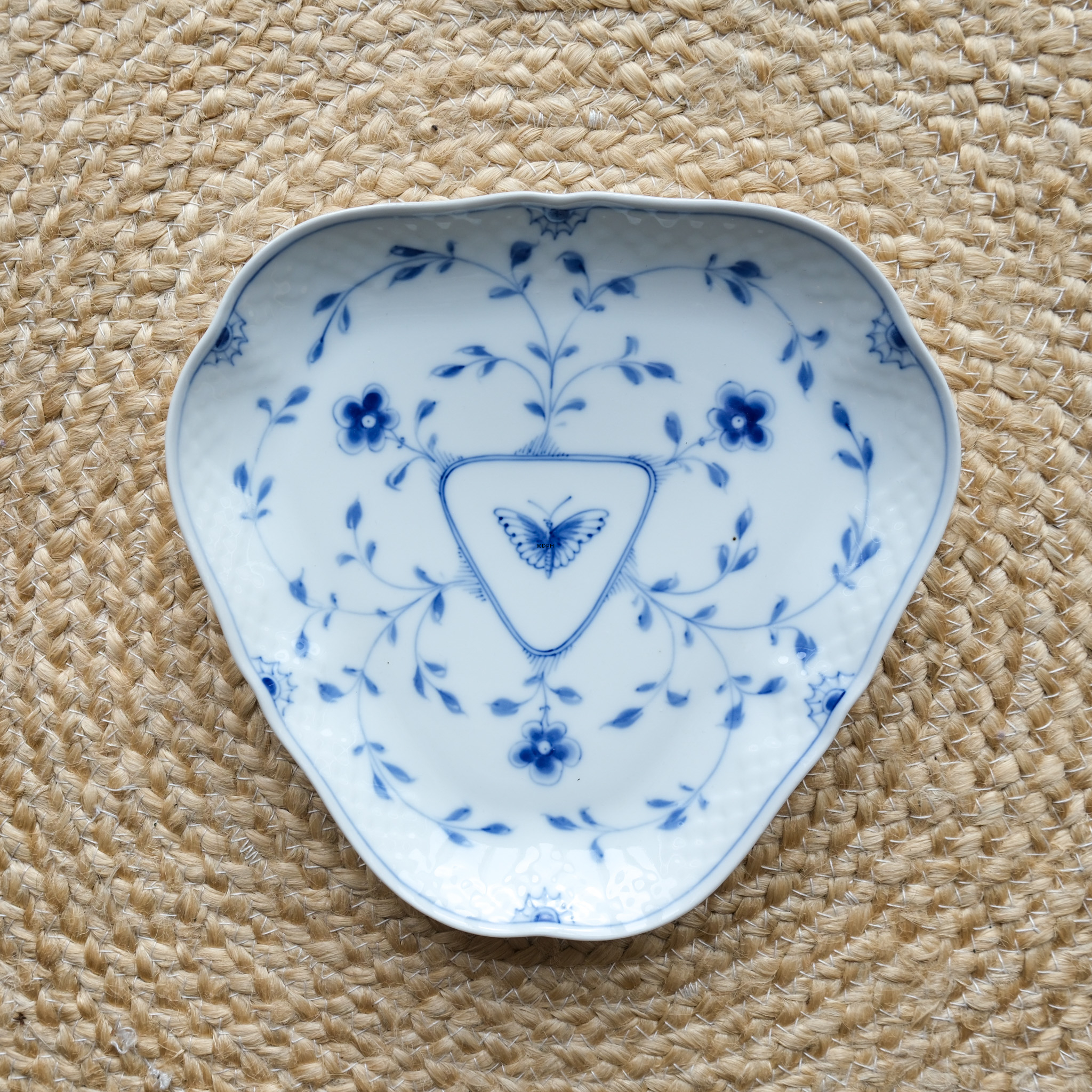 Sommerfuglestel trekantet asiet, 25 cm, Bing & Grøndahl nr. 40 eller 354