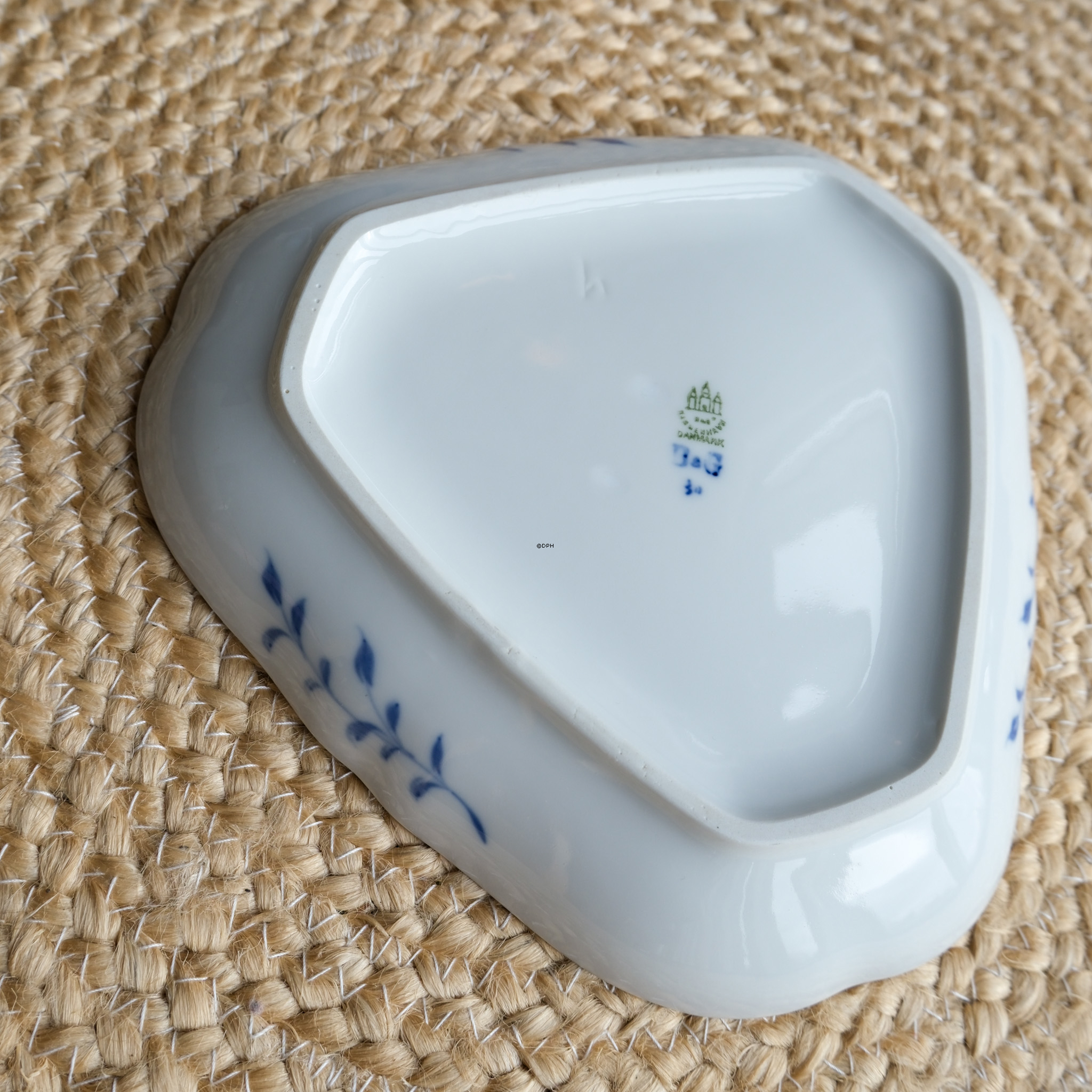 Sommerfuglestel trekantet asiet, 25 cm, Bing & Grøndahl nr. 40 eller 354