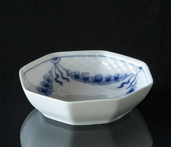 Empire, lille 8-kantet asiet, Bing & Grøndahl nr. 246 eller 331