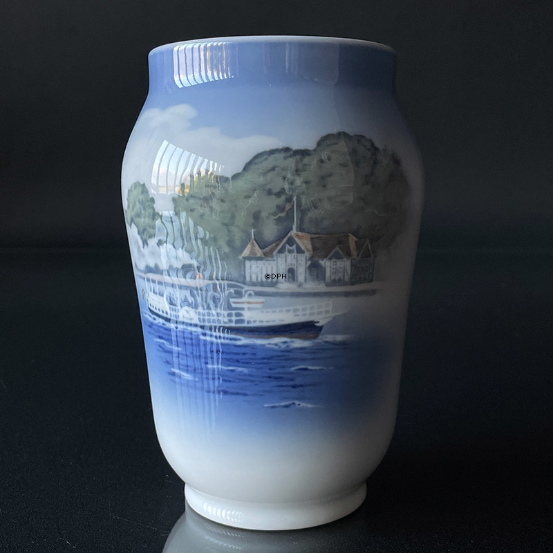 Vase med Silkeborg Rådhus ved silkeborg søerne, Royal Copenhagen nr. 399