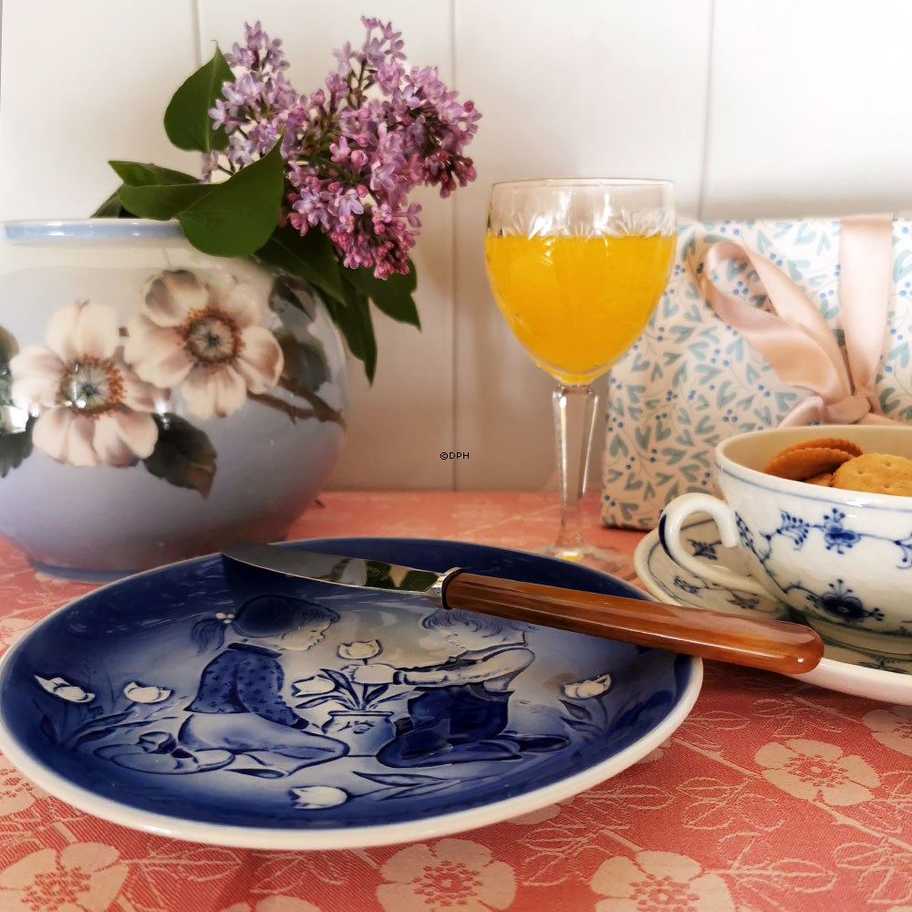 Vase med vildrose, Royal Copenhagen nr. 4260 eller 817