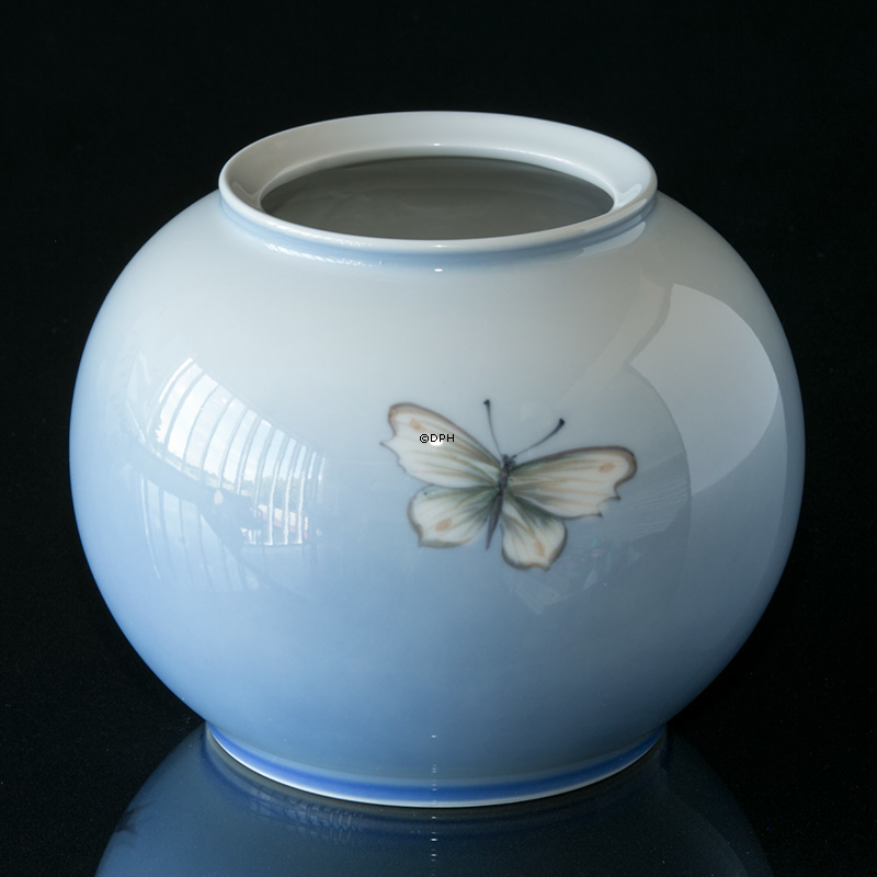 Vase med vildrose, Royal Copenhagen nr. 4260 eller 817