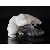 Eisbär mit Robbe Knud Kyhn Figur