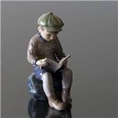 Titel: Sitzender Junge, der liest, Figur Dahl Jensen 1096