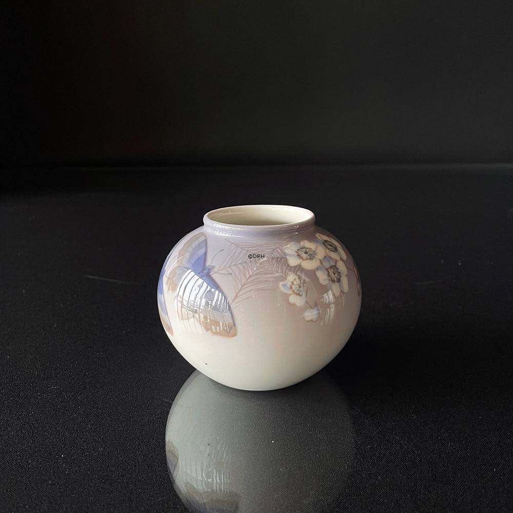 Vase med Sommerfugl, Royal Copenhagen nr. 814-2390 eller 758