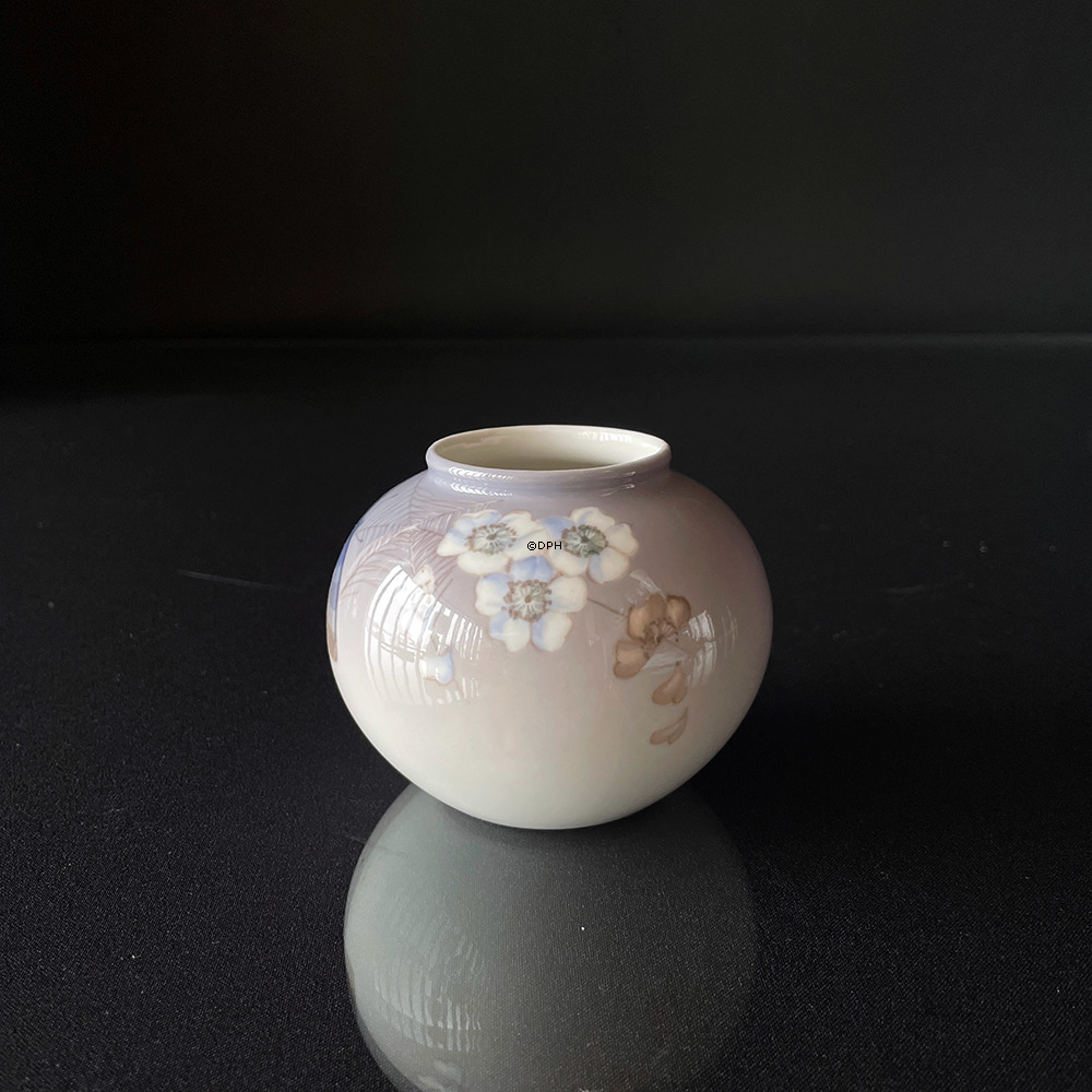 Vase med Sommerfugl, Royal Copenhagen nr. 814-2390 eller 758