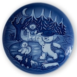 2006 Royal Copenhagen Plate, Winter Series, The snowmen skiing on the lake by moonlight