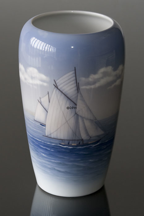 Vase med sejlbåd, Royal Copenhagen nr. 926-5449 eller 749