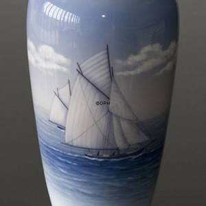Vase med sejlbåd, Royal Copenhagen | Nr. 1926749 | Alt. B926-5449 | DPH Trading
