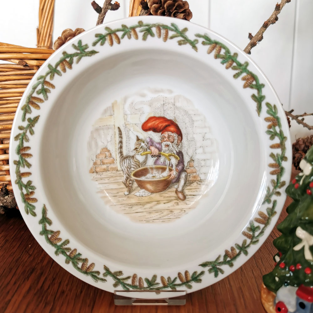 Wiberg Juleskål med kat der tigger ved spisende nisse, Royal Copenhagen nr. 2-14198