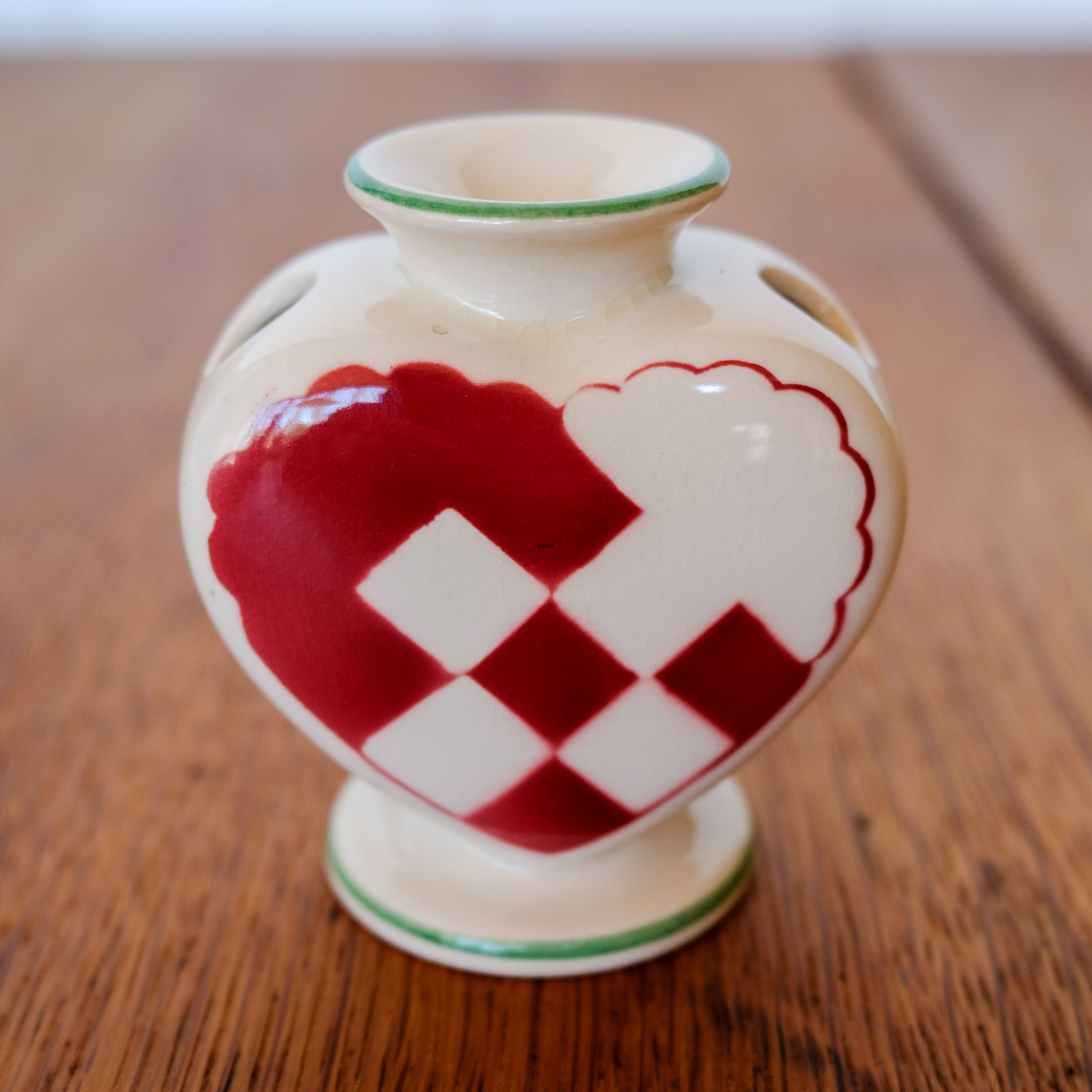Royal Copenhagen Alumina Hjerte, rød, Fajance Lysestage nr. 2231