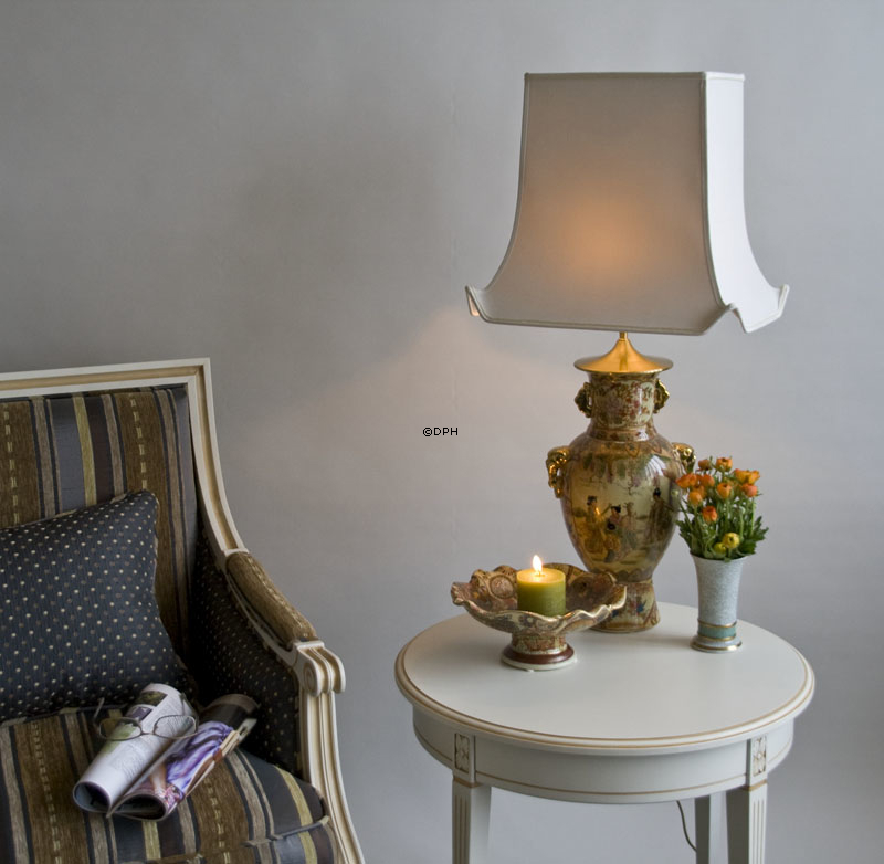 Kinesisk skål på fod med mønster og bølgekant