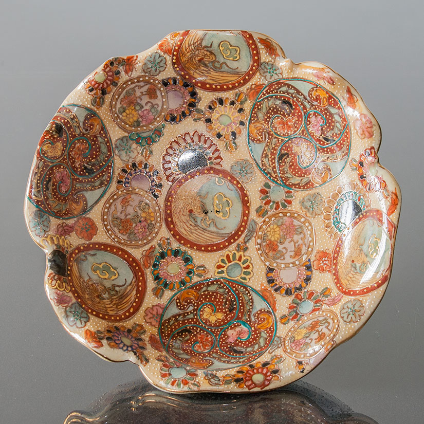 Kinesisk skål på fod med mønster og bølgekant