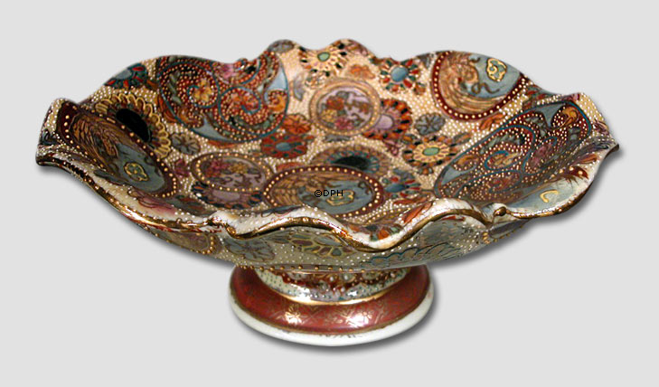 Kinesisk skål på fod med mønster og bølgekant