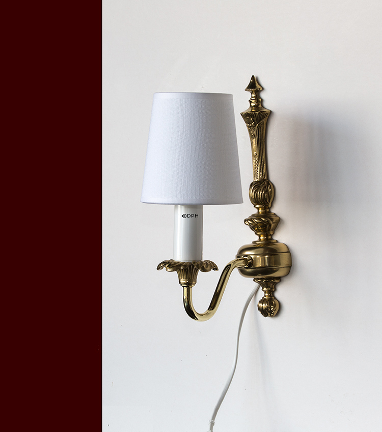 Lampetskærm i off white hør. God til væglamper/lysekrone mv,